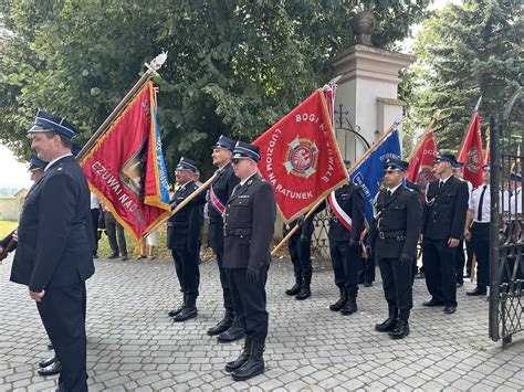 Tematyczne zdjęcie OSP Gnojno z flagą lub sztandarem
