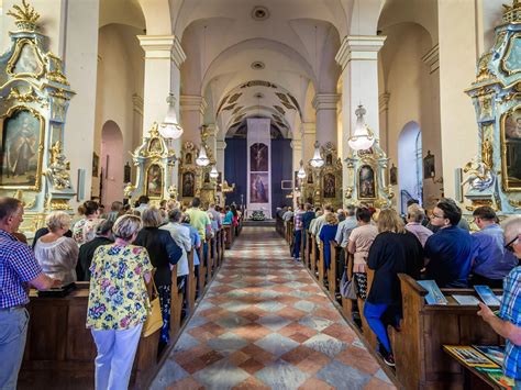 Msza Święta w kościele podczas ceremonii nadania sztandaru