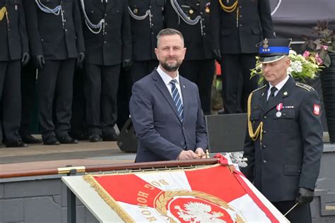 Pochód strażaków OSP z Gnojna z nowym sztandarem