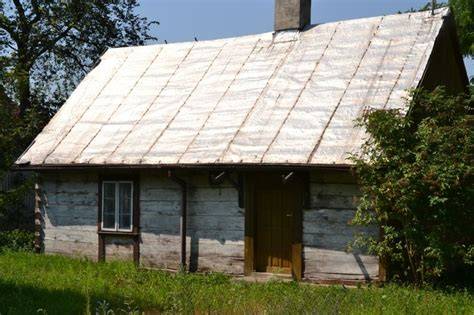 Zabudowania wiejskie z początku XX wieku, drewniane, kryte strzechą