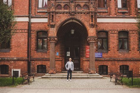 Tematyczne zdjęcie przedstawiające wnętrze nowoczesnego urzędu miejskiego z widocznymi pracownikami obsługi klienta