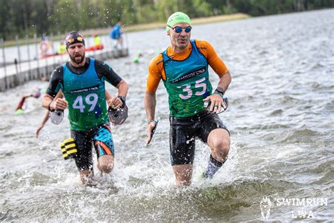 Dynamiczne zdjęcie triathlonistów podczas zawodów w Rzeszowie, biegnących lub pływających