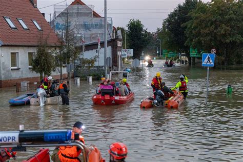 strażacy gaszący pożar i pomagający podczas powodzi