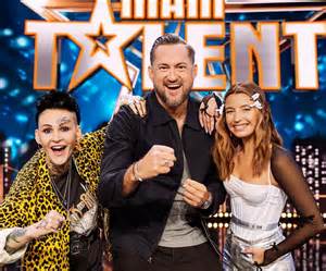 Zdjęcie przedstawiające dziesięciu finalistów programu Mam Talent na scenie
