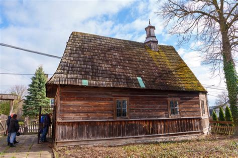 fotografia skansenu w Lubieszowie z elementami regionalnymi