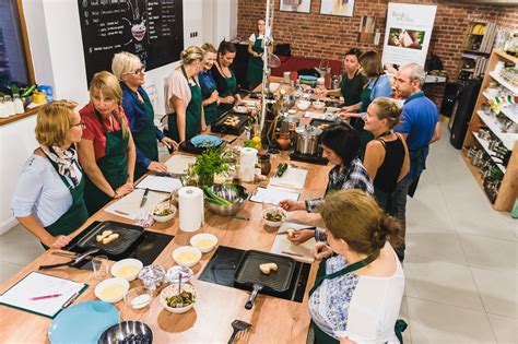 zdjęcie uczestników warsztatów kulinarnych, dzieci i dorosłych, przygotowujących potrawy