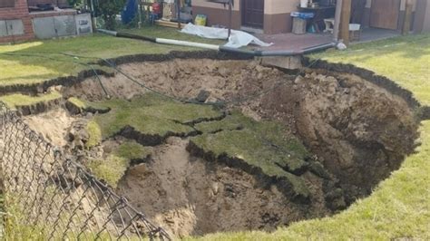 Zaschnięta trawa na ogródkach działkowych, zagrożenie pożarowe