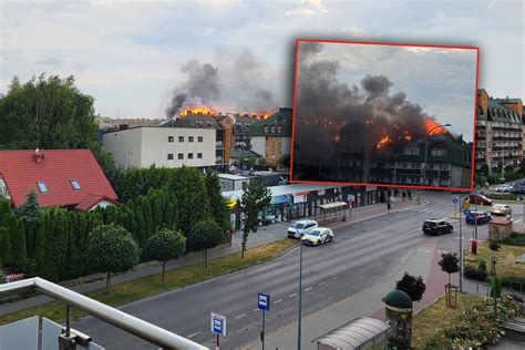 Widok na płonący blok mieszkalny w Ząbkach, widoczne płomienie i kłęby dymu