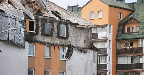 Zdjęcie zniszczonych mieszkań w bloku w Ząbkach po pożarze