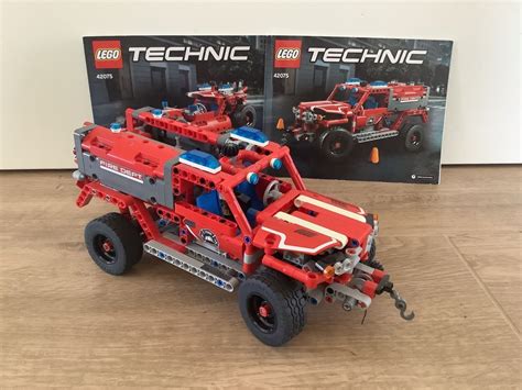 Schematyczna wizualizacja terenówki straży pożarnej LEGO Technic 42075 z zaznaczonymi kluczowymi elementami i funkcjami.