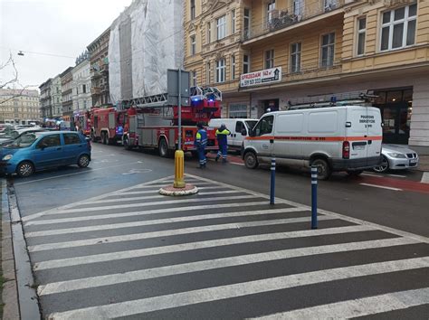 Autobus MZK stojący przy bloku mieszkalnym na ulicy Wybickiego w Zamościu, z ludźmi wchodzącymi lub wychodzącymi