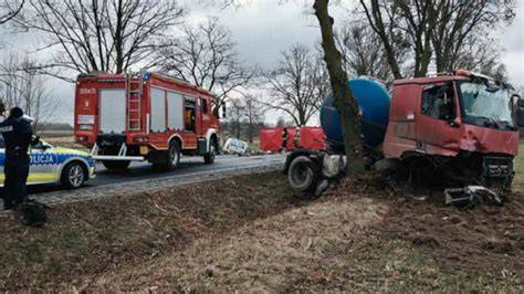 Kolizja cysterny z samochodem osobowym na drodze krajowej