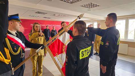 Uroczysta zbiórka strażaków i kadry podczas ceremonii pożegnania