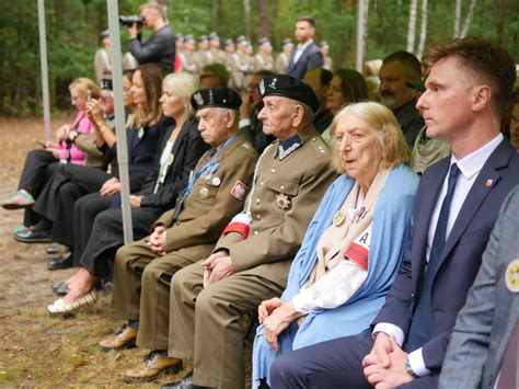 Grupa osób podczas uroczystości jubileuszowej, wśród nich dyrektor DPS i przedstawiciele władz.