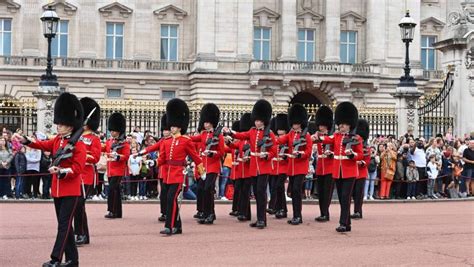 Zmiana warty przed Pałacem Buckingham