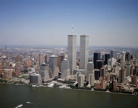 Zdjęcie panoramy Nowego Jorku z widocznymi Bliźniaczymi Wieżami World Trade Center
