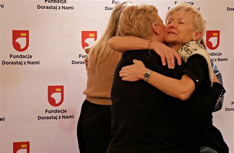 Plakat kampanii społecznej Fundacji Dorastaj z Nami z dzieckiem i rodzicem w mundurze