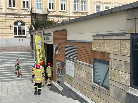 Zastępy straży pożarnej przed halą targową