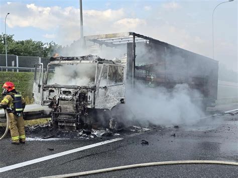 płonąca ciężarówka na autostradzie, gęsty dym nad drogą