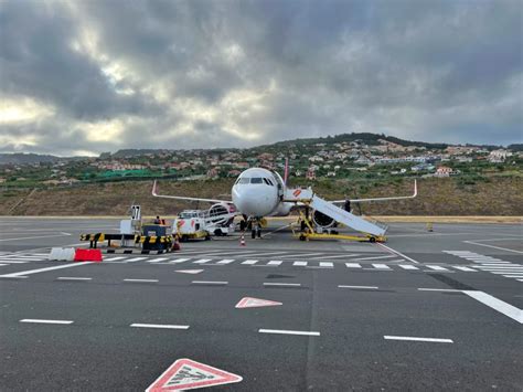 Zdjęcie przedstawiające ewakuację pasażerów z samolotu na płycie lotniska w Palma de Mallorca