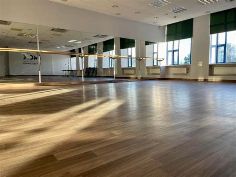 ZDJĘCIE: przestronna sala taneczna z profesjonalnym oświetleniem dyskotekowym