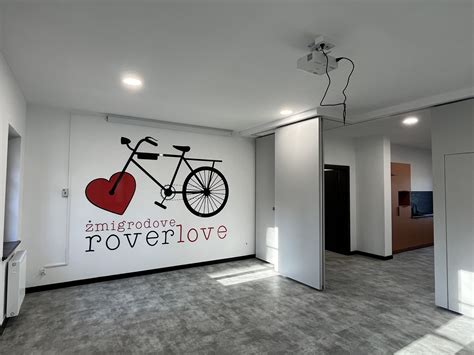 Zdjęcie stanicy rowerowej w Lubince z widocznymi udogodnieniami dla rowerzystów