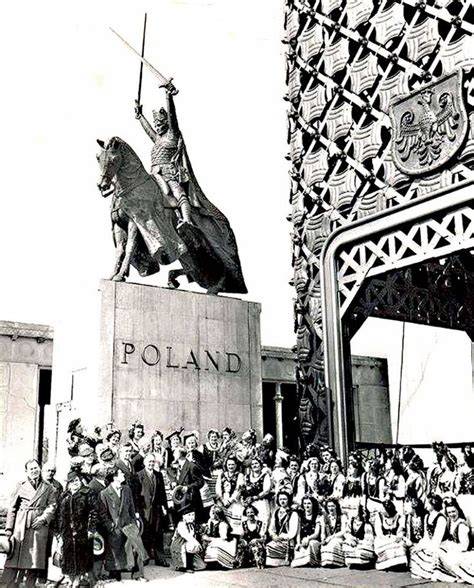 Ilustracja przedstawiająca króla Władysława Jagiełłę z synem w lesie, otoczonego rycerzami
