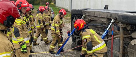 Młodzi strażacy podczas praktycznych zajęć z ratownictwa