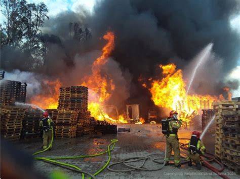 Zdjęcie z akcji gaśniczej na terenie industrialnym lub składowisku