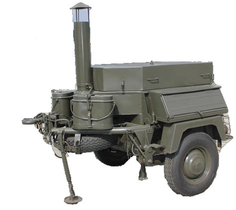 Ilustracja wojskowej kuchni polowej KP-340 w akcji, gotującej grochówkę