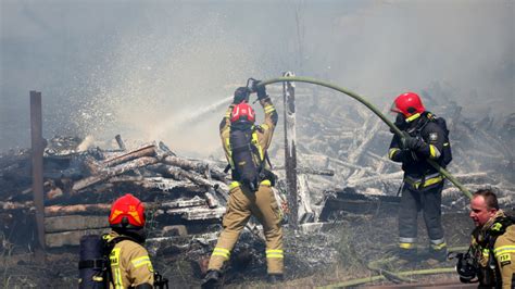 Strażacy OSP podczas akcji ratowniczej przy gaszeniu pożaru