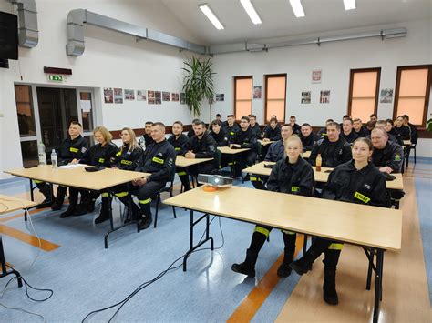 Grupa członków OSP podczas zajęć sportowych lub wydarzenia kulturalnego