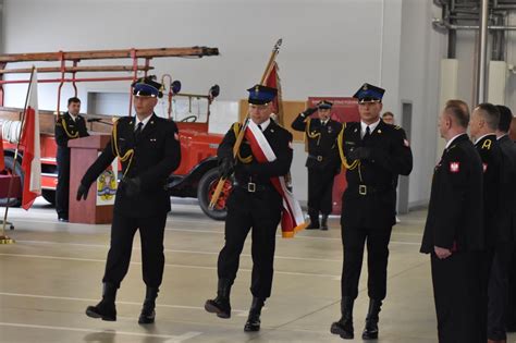 Tematyczne zdjęcie strażaków podczas uroczystości lub ceremonii wręczania awansów