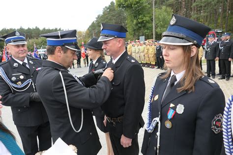 Zasłużeni druhowie OSP Lubawa odbierający odznaczenia jubileżowe