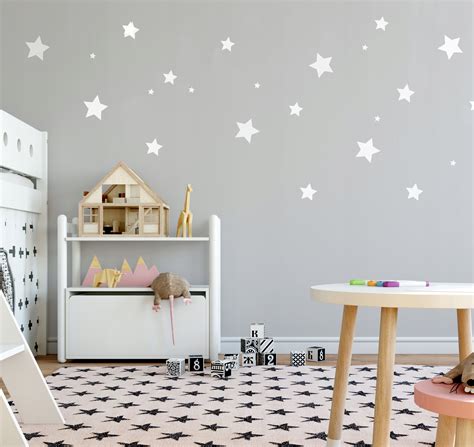 Ilustracja przedstawiająca różne rodzaje naklejek ściennych dla dzieci z motywami samochodów strażackich