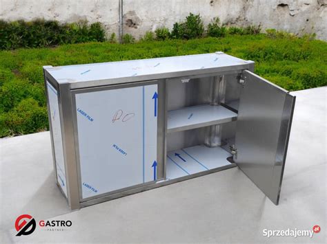 Szafka hydrantowa ze stali nierdzewnej zamontowana w środowisku zewnętrznym
