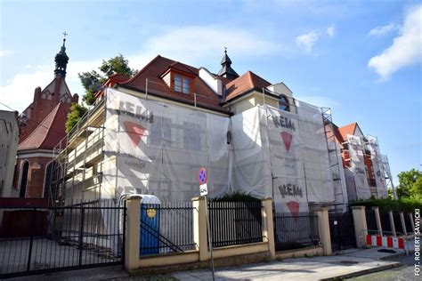 Swoista wizytówka strażnicy po remoncie, z nową elewacją i otoczeniem.