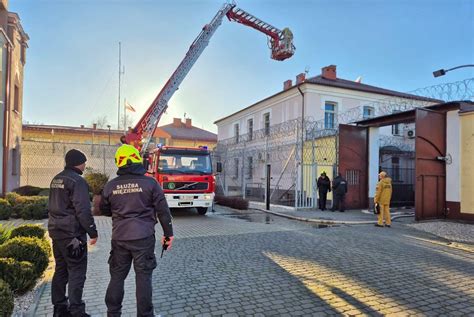 Strażacy gaszący pożar niezamieszkanego budynku w Białej Podlaskiej, ulica Graniczna