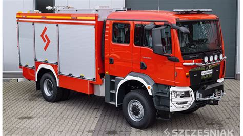 Wóz strażacki Magirus-Deutz 170 OSP Karwodrza podczas manewrów