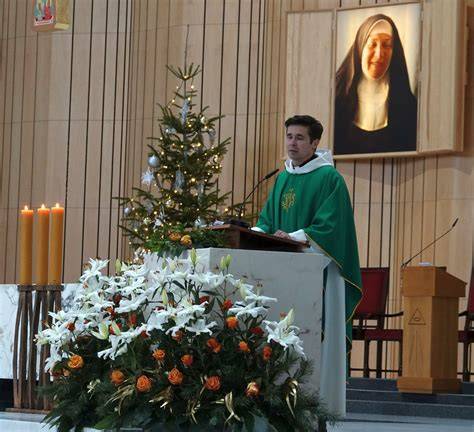 Ksiądz Piotr Kalisiak podczas Mszy Świętej w intencji strażaków OSP Kutno