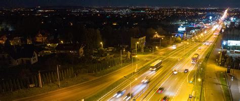 Panoramiczne zdjęcie hotelu Rubikon w Lublinie nocą, z widocznymi światłami służb ratunkowych i ewakuowanymi osobami
