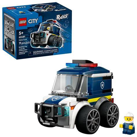 Infografika przedstawiająca zawartość zestawu LEGO 60216: pojazdy, budynek i minifigurki