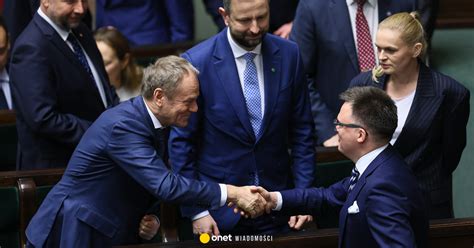 Zasłona dymna i płomienie wydobywające się z okien kawiarni w nocy