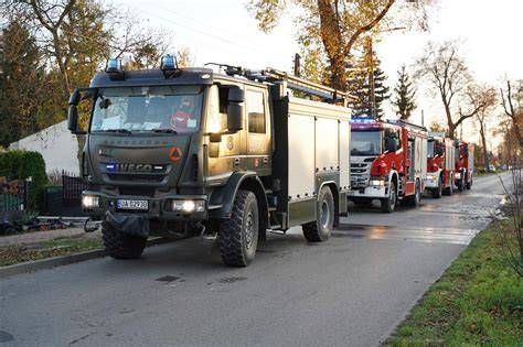 wozy strażackie na miejscu zdarzenia, policja w tle, akcja gaśnicza
