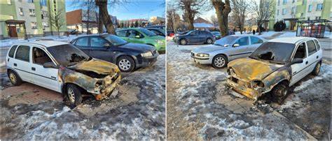 spalony wrak samochodu na parkingu, uszkodzone sąsiednie pojazdy