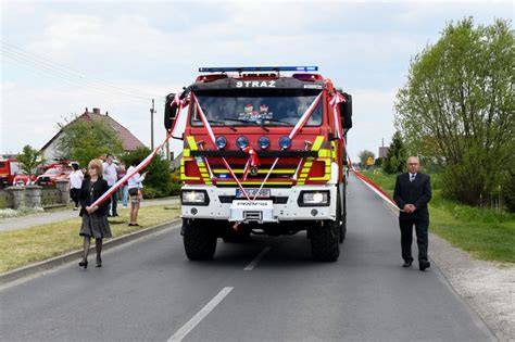 zdjęcie z uroczystości wręczenia promesy na samochód strażacki dla OSP Bolechów (Oława)