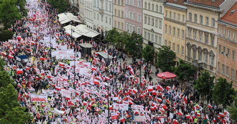 Zdjęcie strażaków podczas protestu lub demonstracji