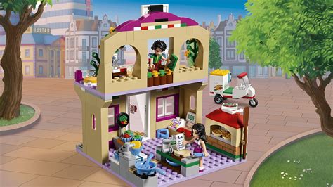 Zestaw LEGO Friends 41311 Pizzeria w Heartlake ukazujący dwupoziomowy budynek i skuter
