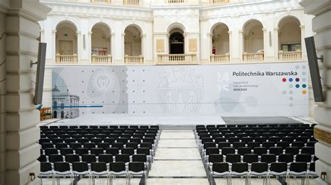 duża aula z widownią i rzutnikiem