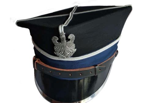 Zbliżenie na emblemat OSP (ognik) na czapce rogatywce